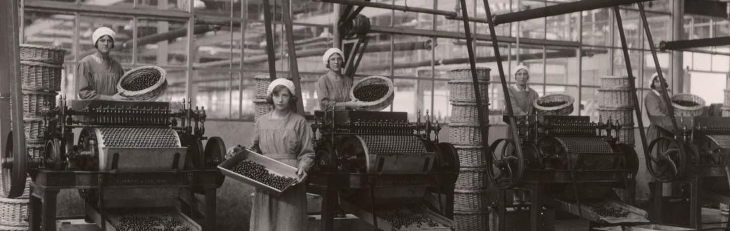 Zwartwit foto van vrouwen aan het werk in een bedrijfshal van jamfabriek De Betuwe in Tiel