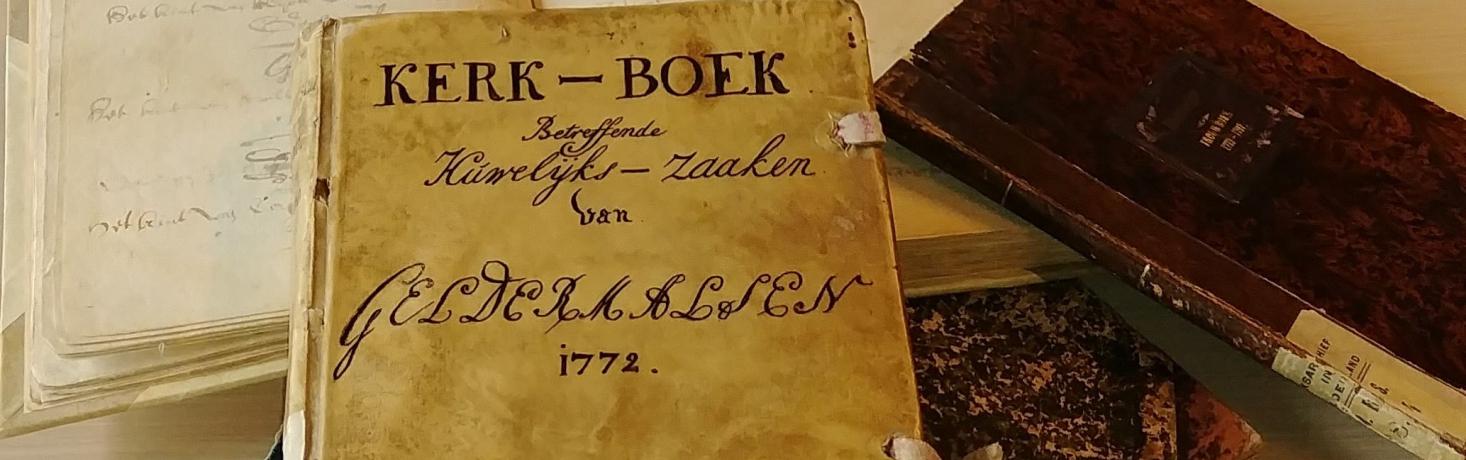Een oud boek met op de voorkant de tekst Kerkboek huwelijk