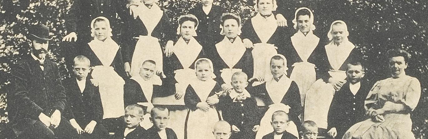 Zwartwit foto van een groep weeskinderen die poseren voor de fotograaf