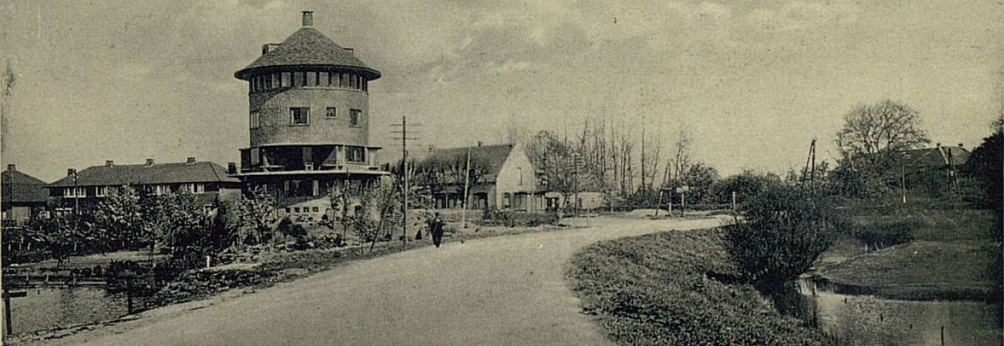 zwart wit prentbriefkaart met zicht op het ronde huis in Buurmalsen  foto van Rochus David Timmer