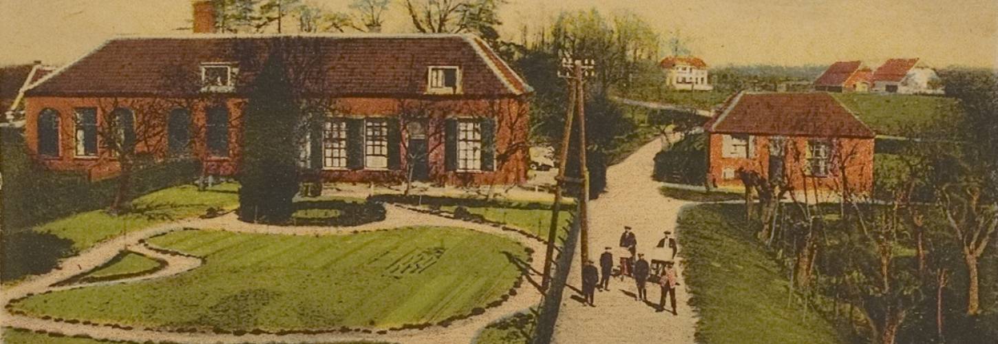 ingekleurde prentbriefkaart met foto van lagere school in Hien