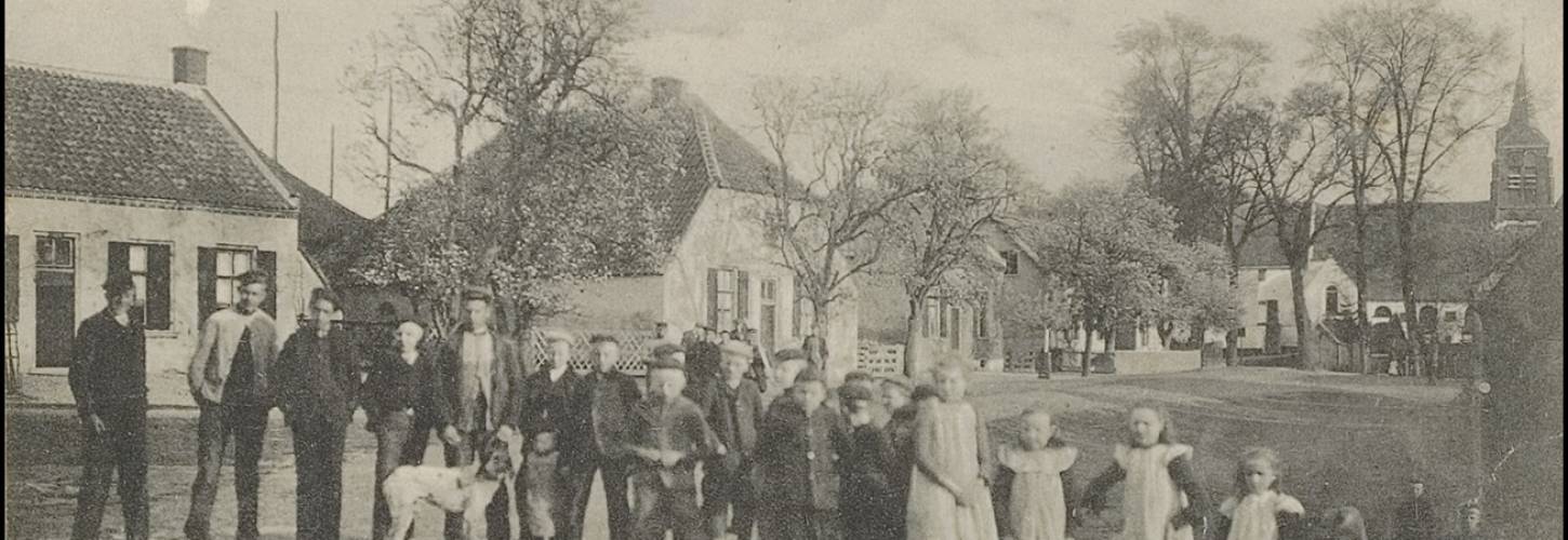 prentbriefkaart met Groeten uit Enspijk en mensen die poseren met huizen op de achtergrond. Uitg. Gez. Vis uit Beesd