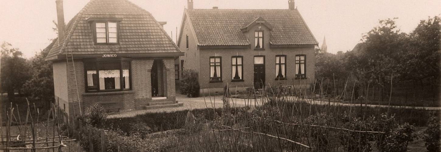 Prentbriefkaart met twee huizen en de tekst Groeten uit Gellicum