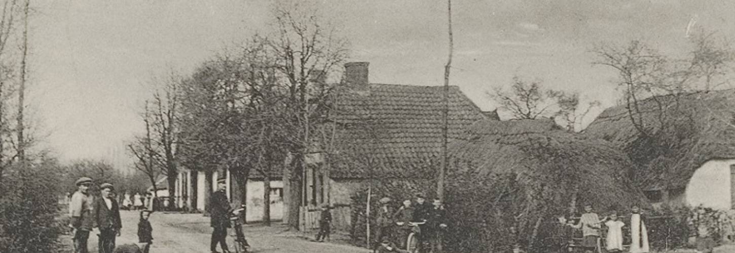 Prentbriefkaart van de Driehoek in IJzendoorn met poserende mensen
