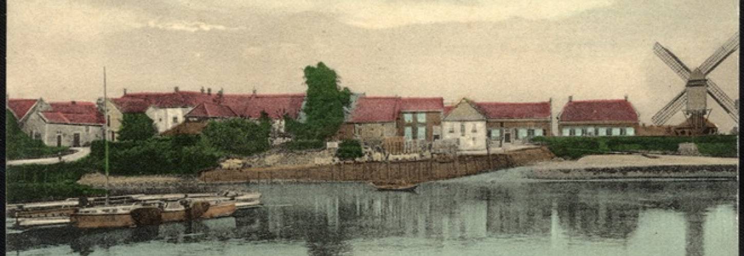 Prentbriefkaart met zicht op haven en Molen Kerkdriel 1910. Uitgever N. Maas