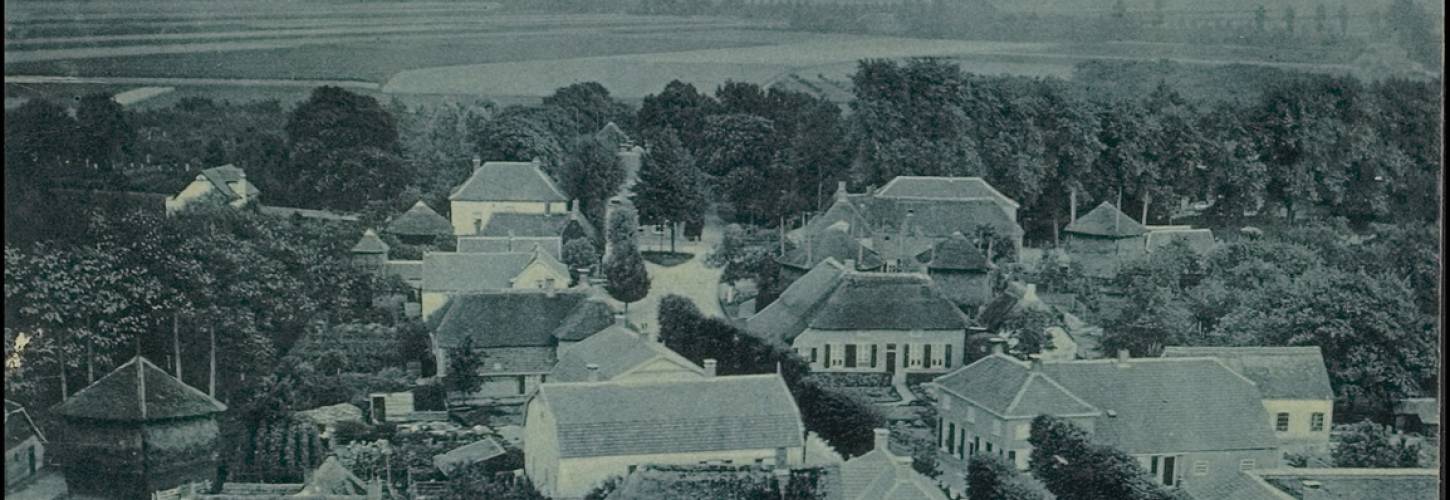 Prentbriefkaart met panorama van Lienden. Uitgever J.C. van Mil