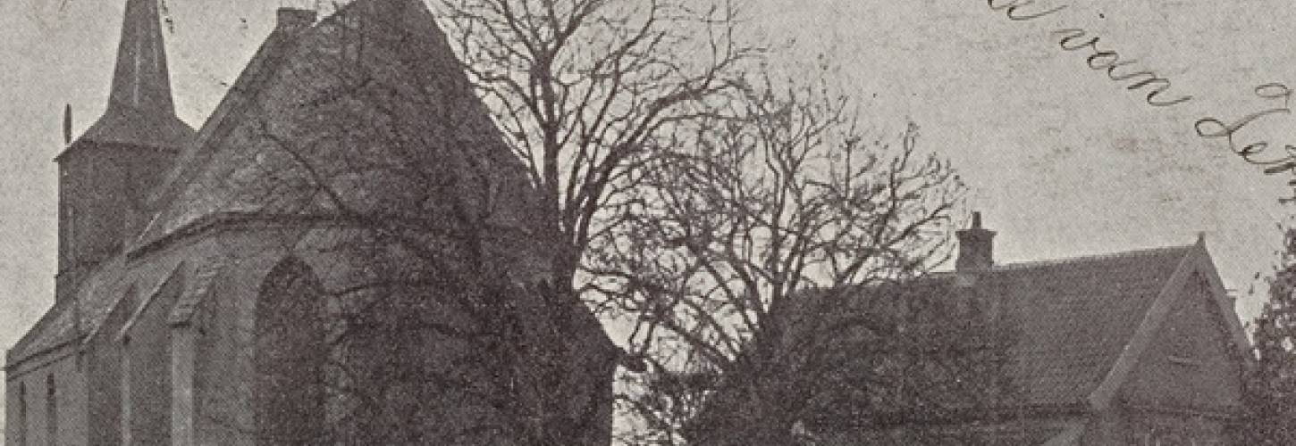 Prentbriefkaart met kerk en school Ommeren 1904.
