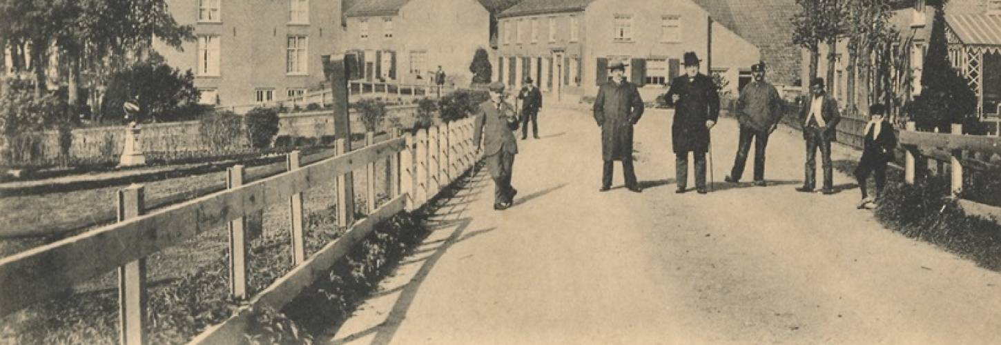 Prentbriefkaart met mensen die poseren op de Lingedijk in Tricht. Uitgever C. van Hingsbergen