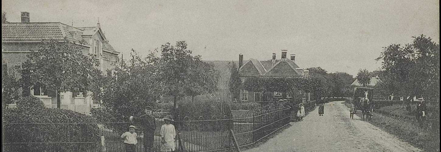 Prentbriefkaart met kinderen op de Uiterdijk in Zoelen. Uitgever Thijssen