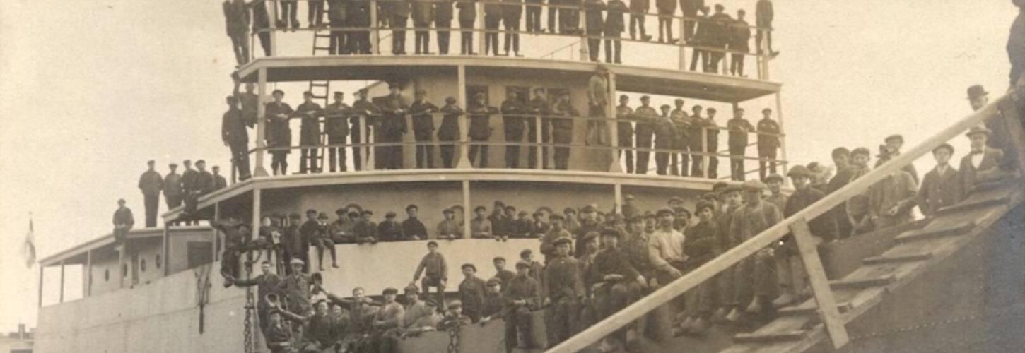 personeel scheepswerf op een schip dat te water gelaten gaat worden