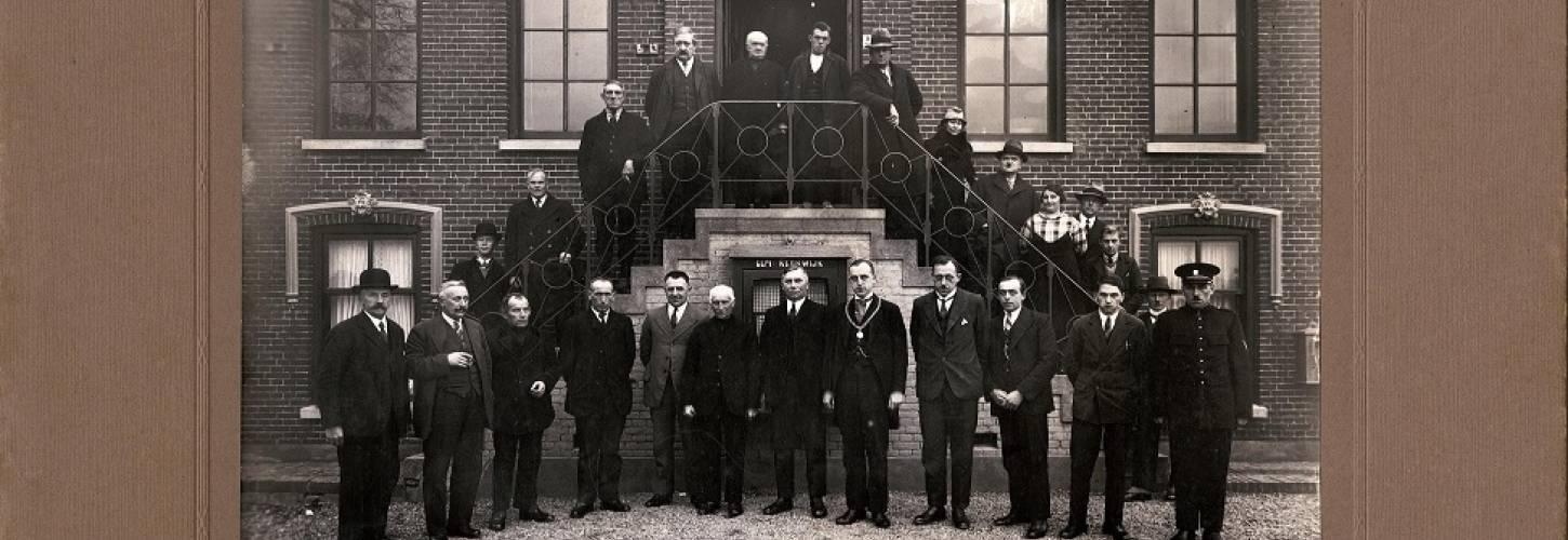 Foto Installatie burgemeester E.P. Verkerk. Gemeentebestuur en gemeentepersoneel voor bordes van het gemeentehuis op 15 juli 1925, Kerkwijk