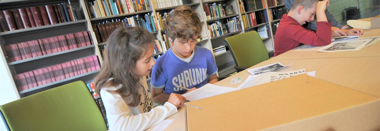 kinderen tijdens een bezoekles in de studiezaal van het RAR