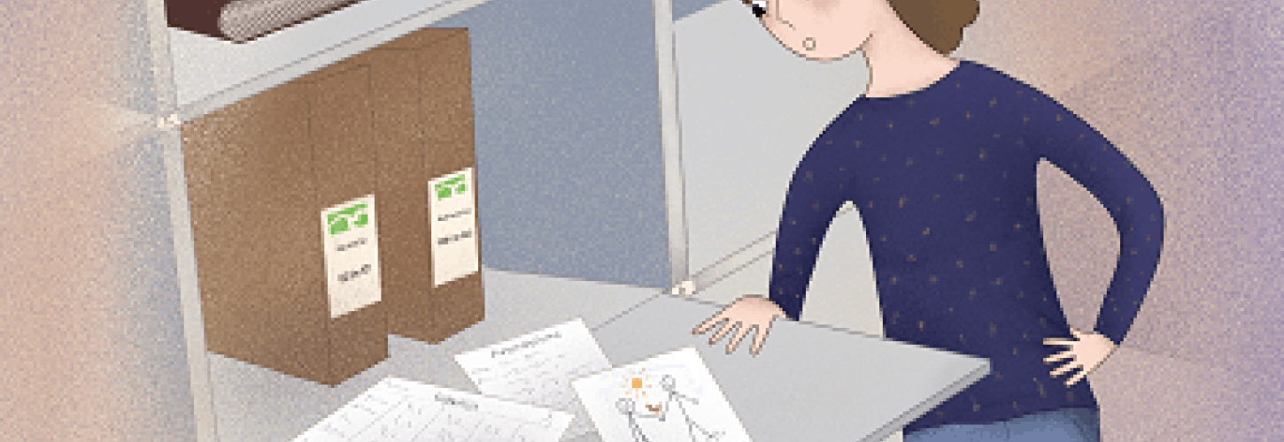 tekening van een vrouw bij een archiefkast met losse papieren en archiefdozen