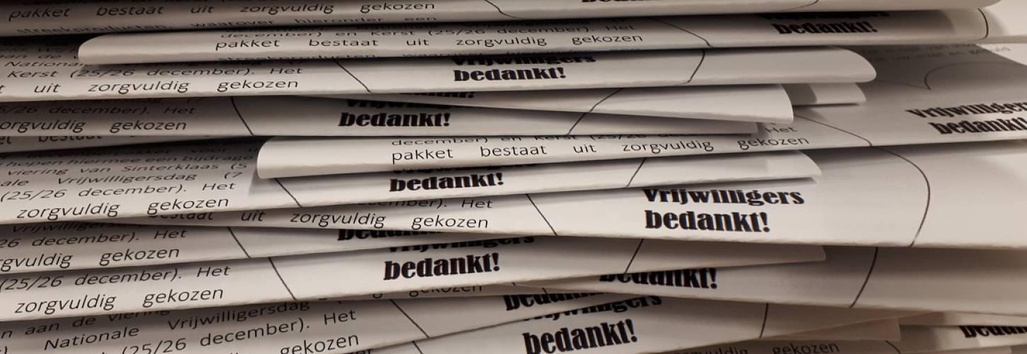 stapel krantjes met zichtbaar leesbaar de woorden vrijwilligers bedankt