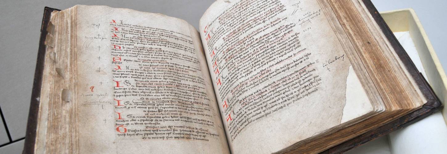 opengeslagen boek met oude tekst