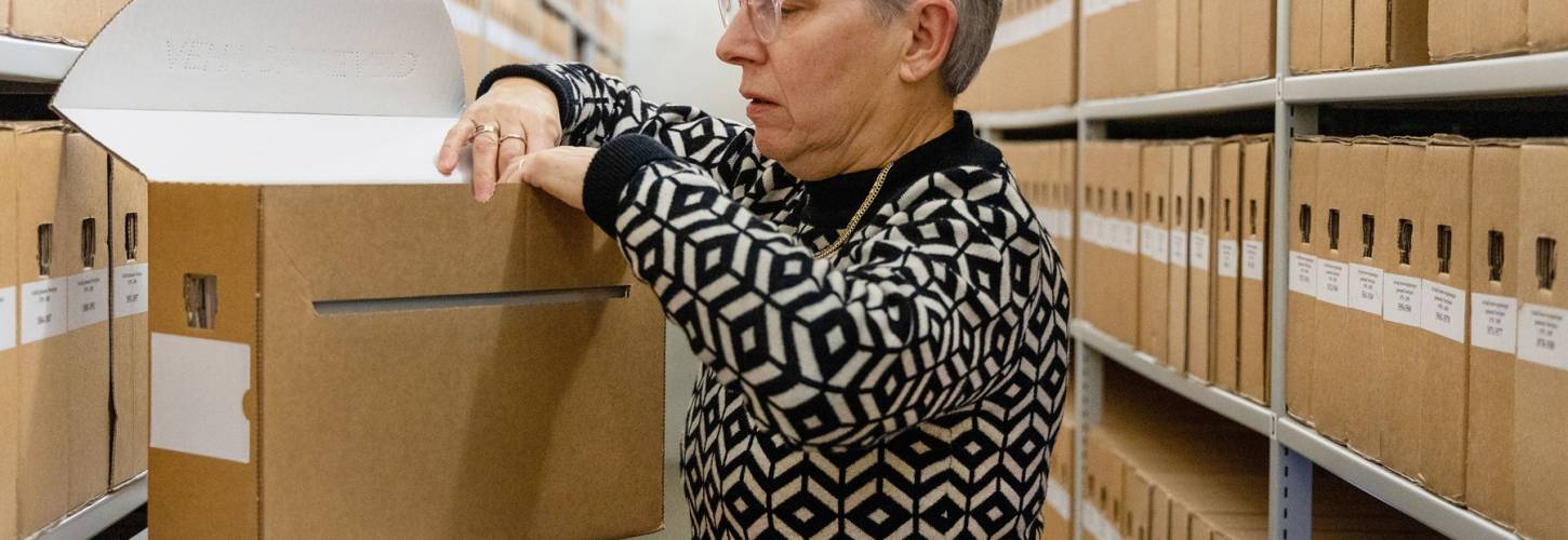 Lotty Heimans zoekt archiefstukken in een depot van het RAR
