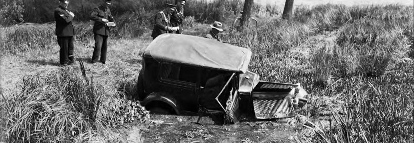 auto die van de weg is geraakt