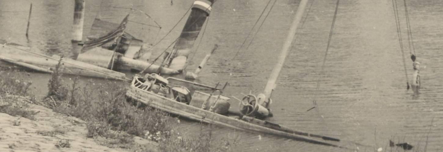 gezonken boot in de haven van Tiel