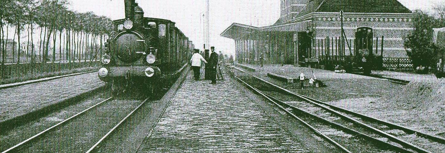 foto station Tiel met stoomtrein