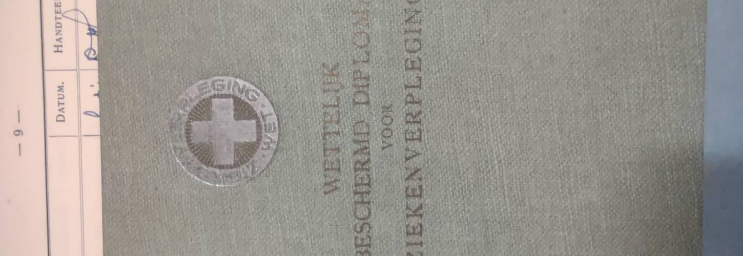 detail van de omslag van het verpleegstersdiploma van Joke Seckel