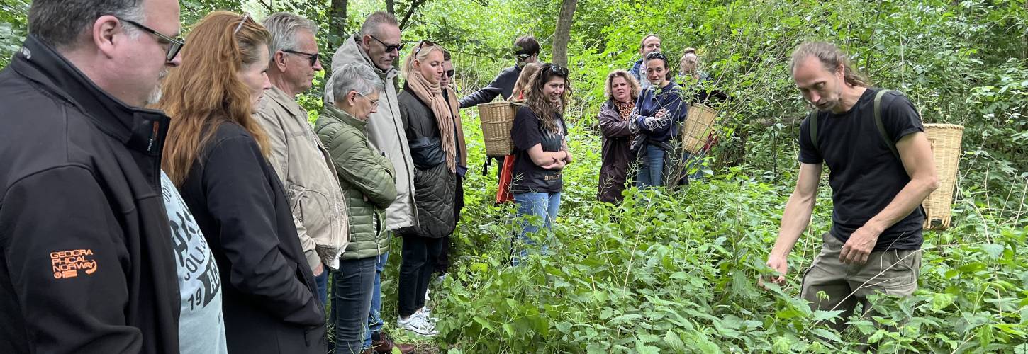 mensen met manden op hun rug in een bos