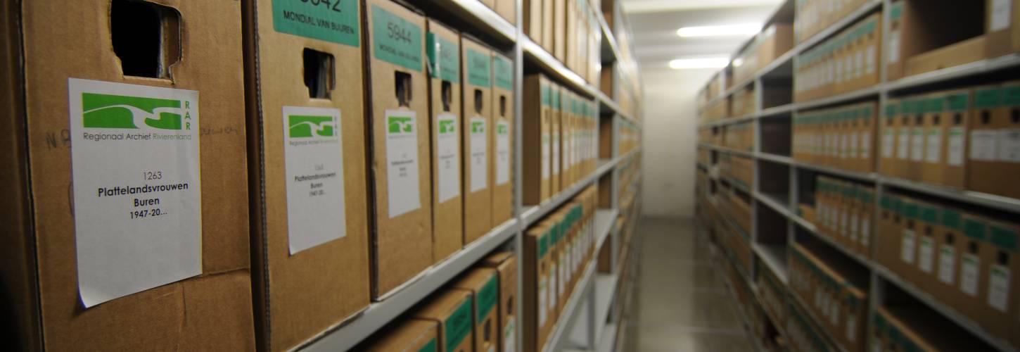 een rij archiefdozen in archiefkasten