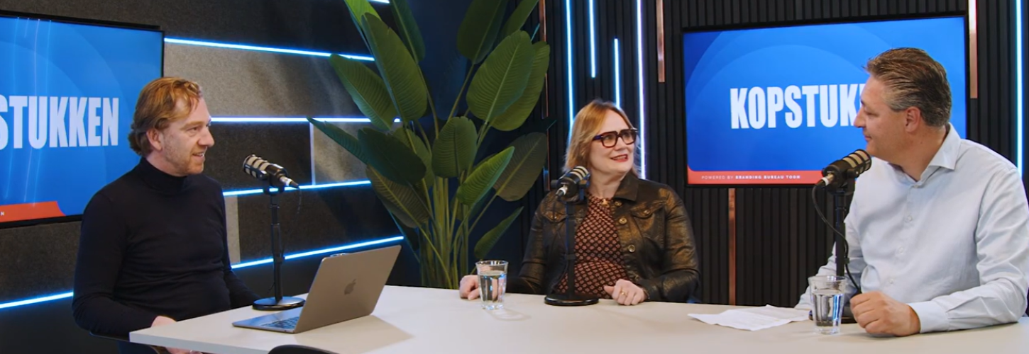 Ella aan tafel in de studio van de podcast Kopstukken met links en rechts een man die haar interviewen