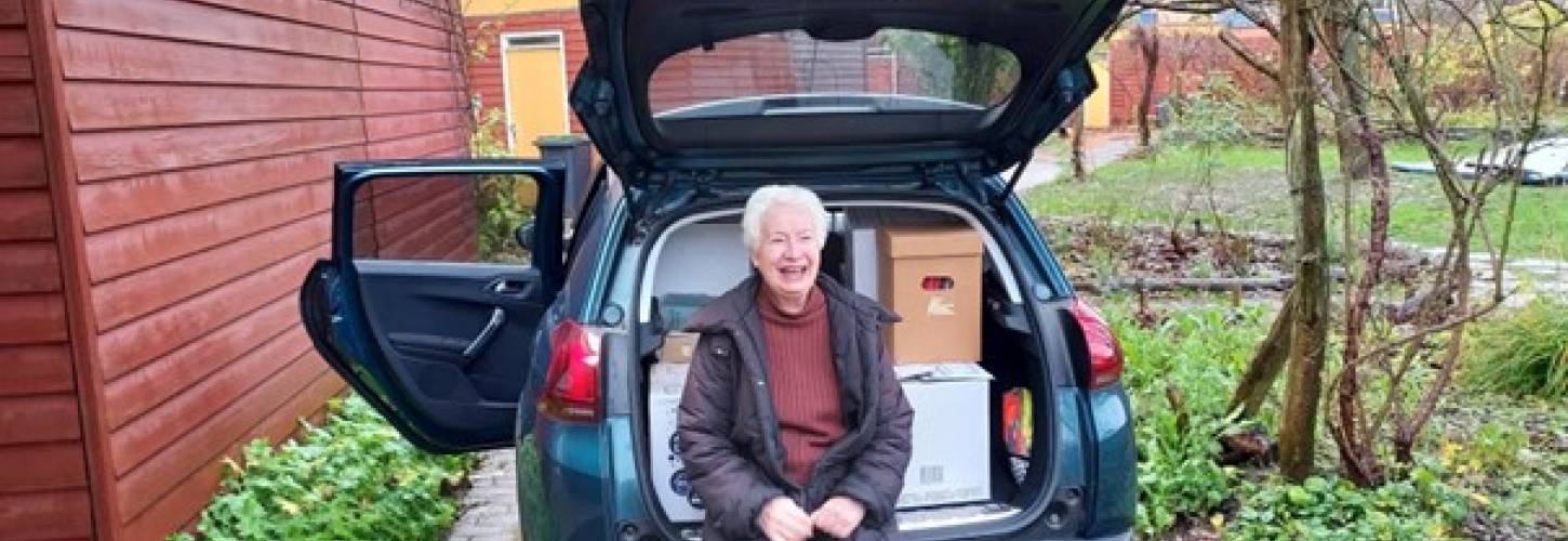 Marleen Kaptein bij de auto met het archief van EVA Lanxmeer