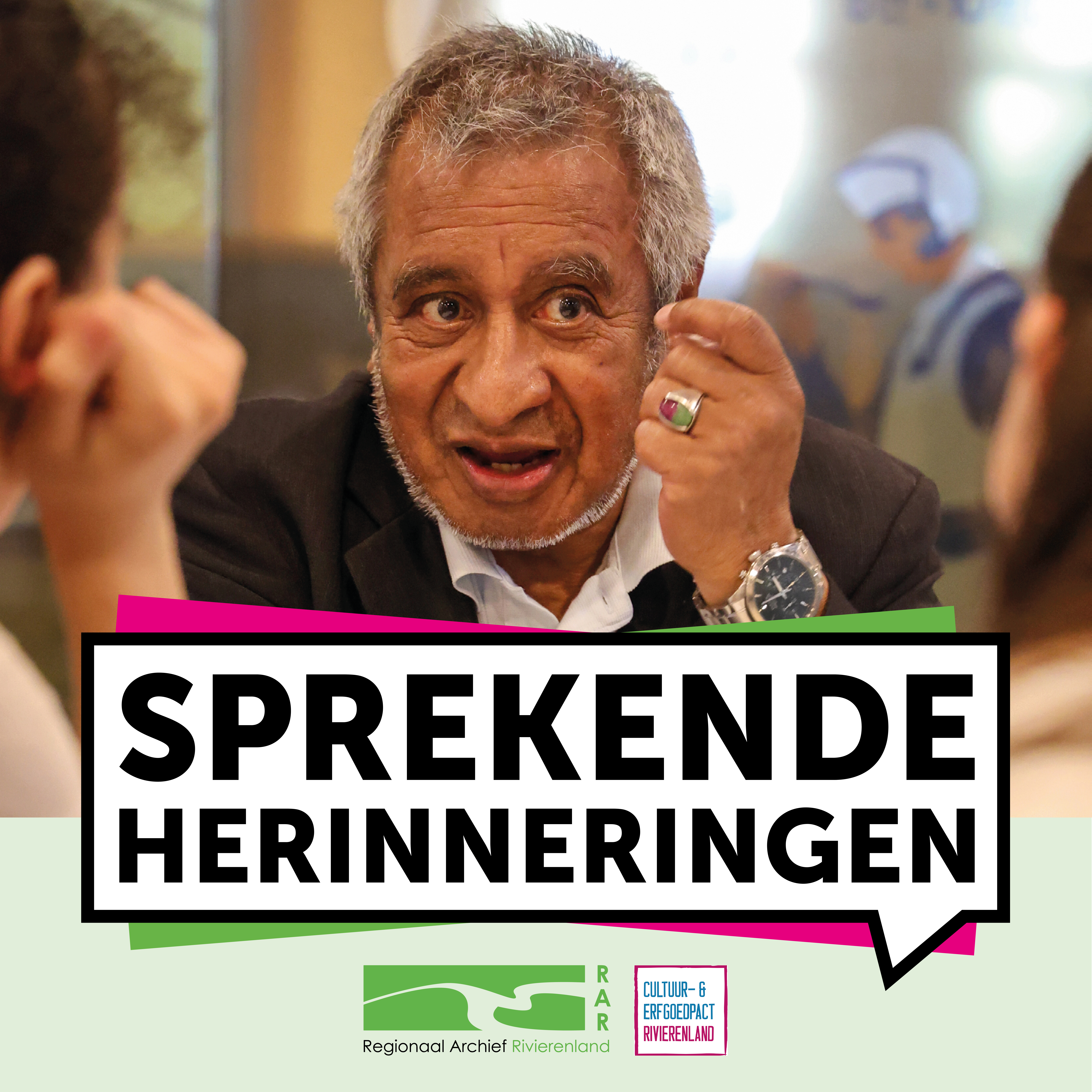 Molukse man is aan het vertellen, jongeren luisteren. Met de tekst Sprekende Herinneringen en logo's van het Regionaal Archief Rivierenland en Cultuur en Erfgoedpact