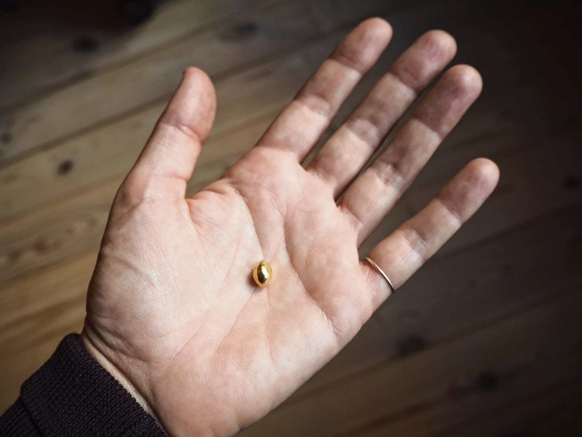 Gouden kersenpit in hand