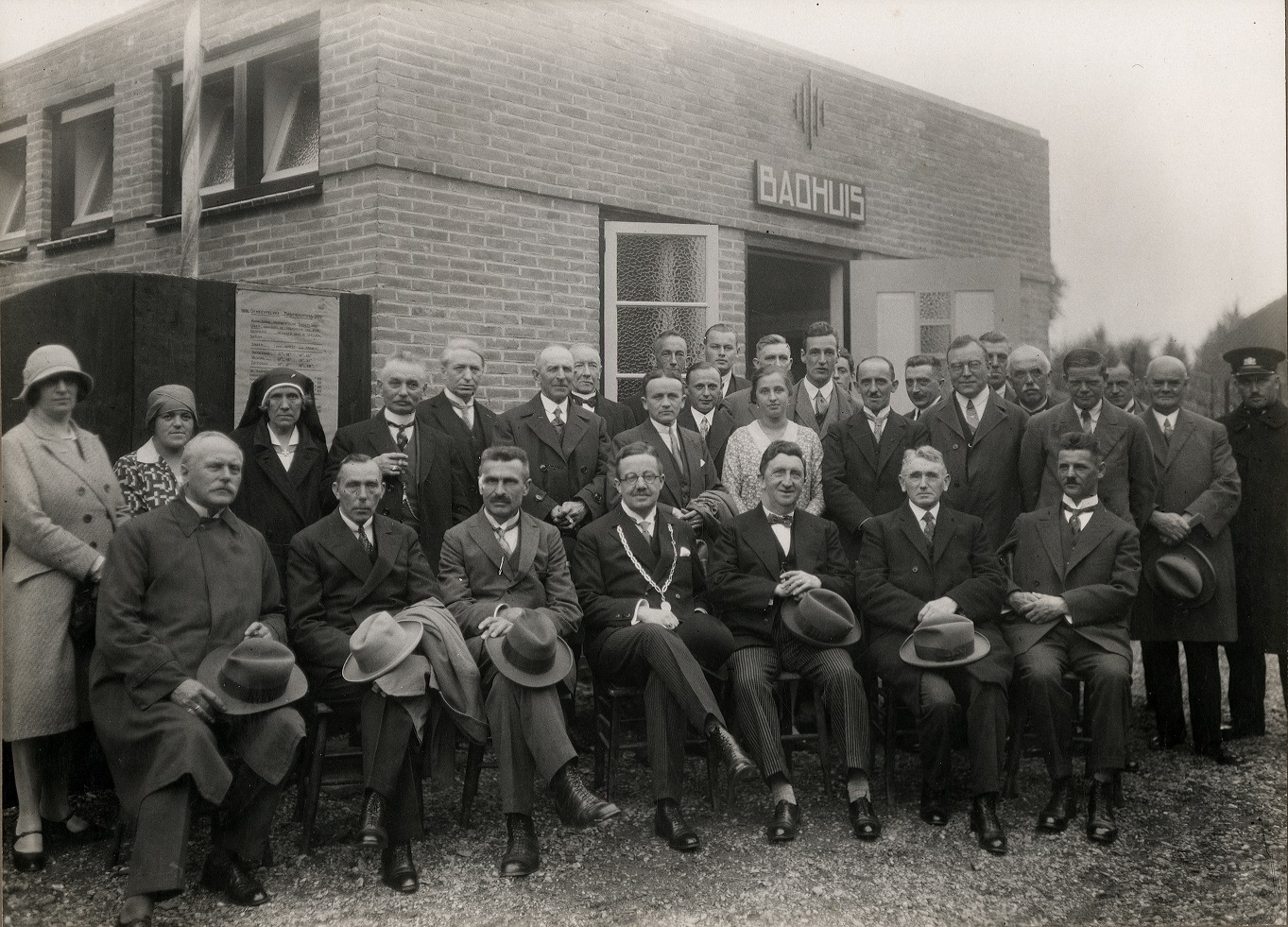 Gemeentebestuur en genodigden bij opening badhuis Zaltbommel. In het midden burgemeester Cambier van Nooten, 1930. Vervaardiger: Vereenigde Fotobureau.