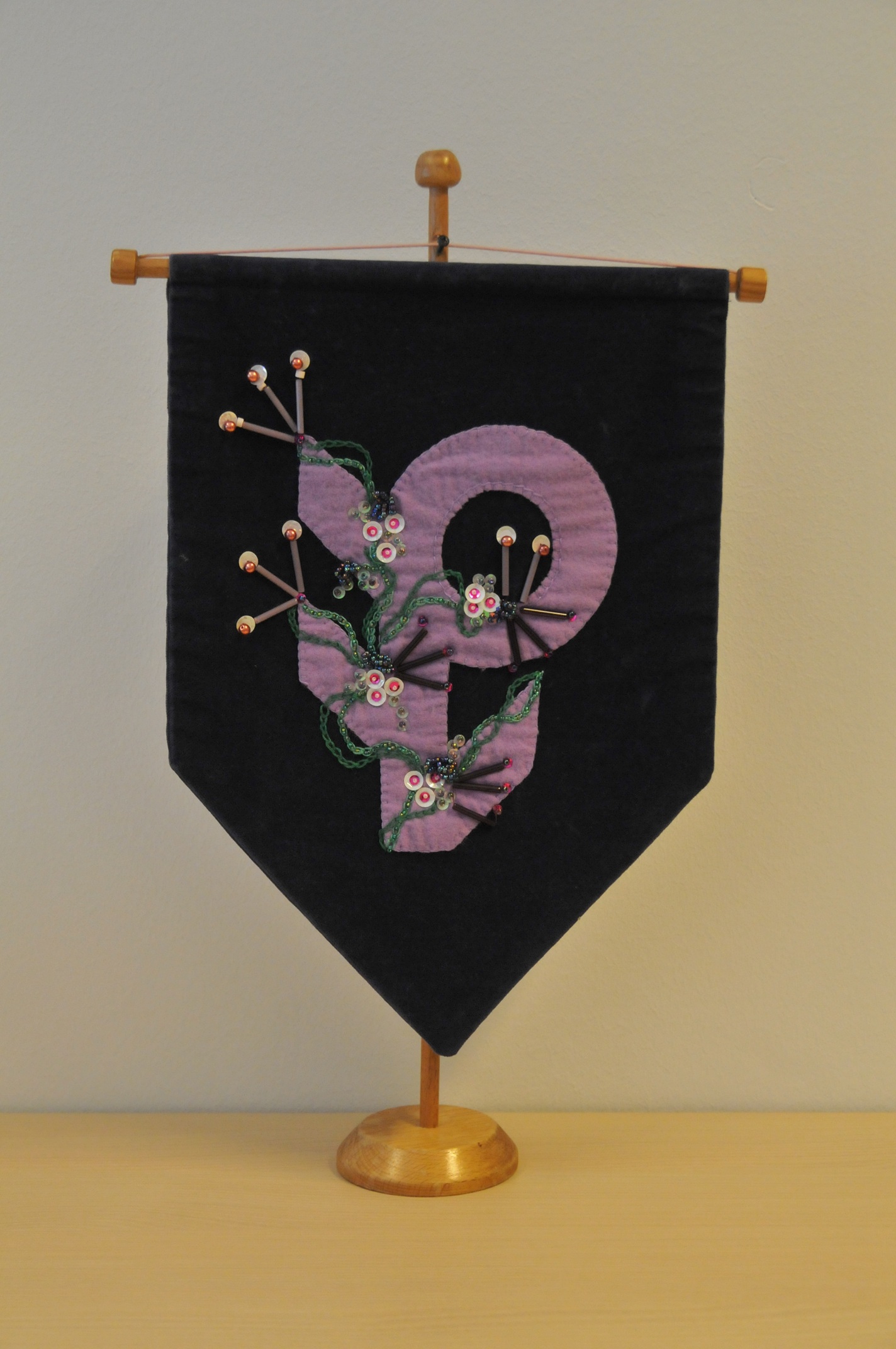 vaandel van blauw velours met versierd logo van de bond