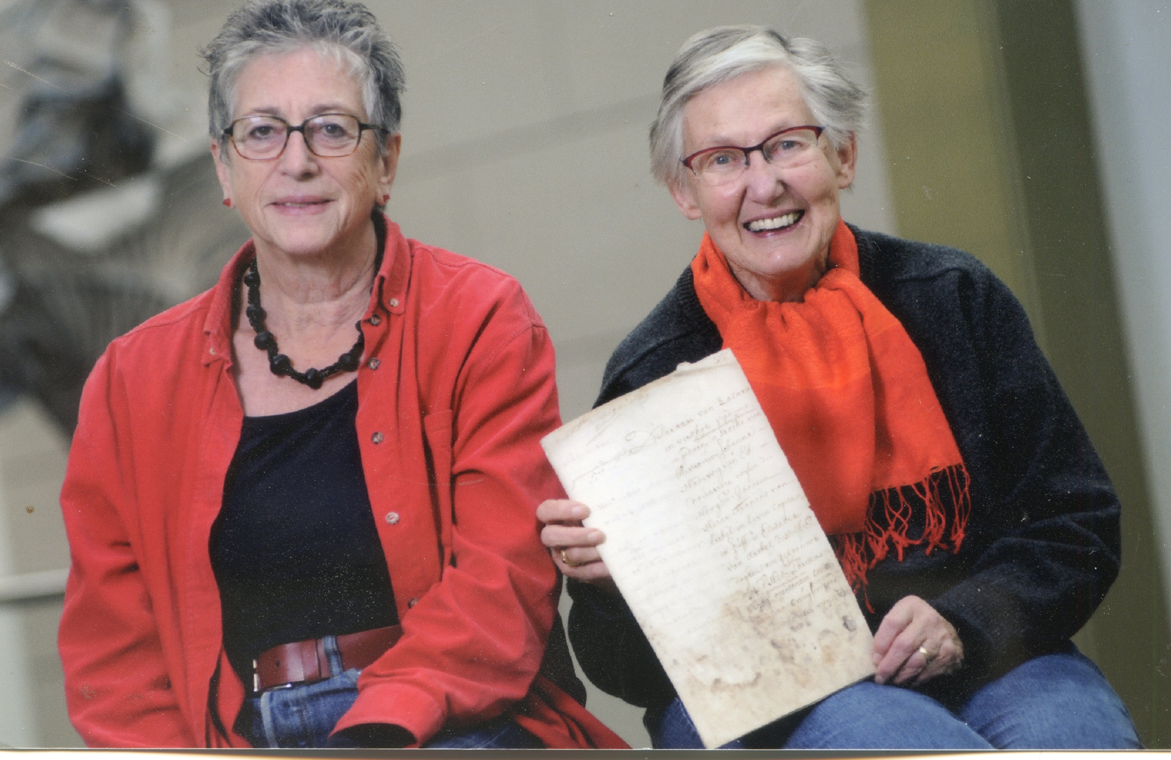 Marja en Annemarie tonen een oude akte