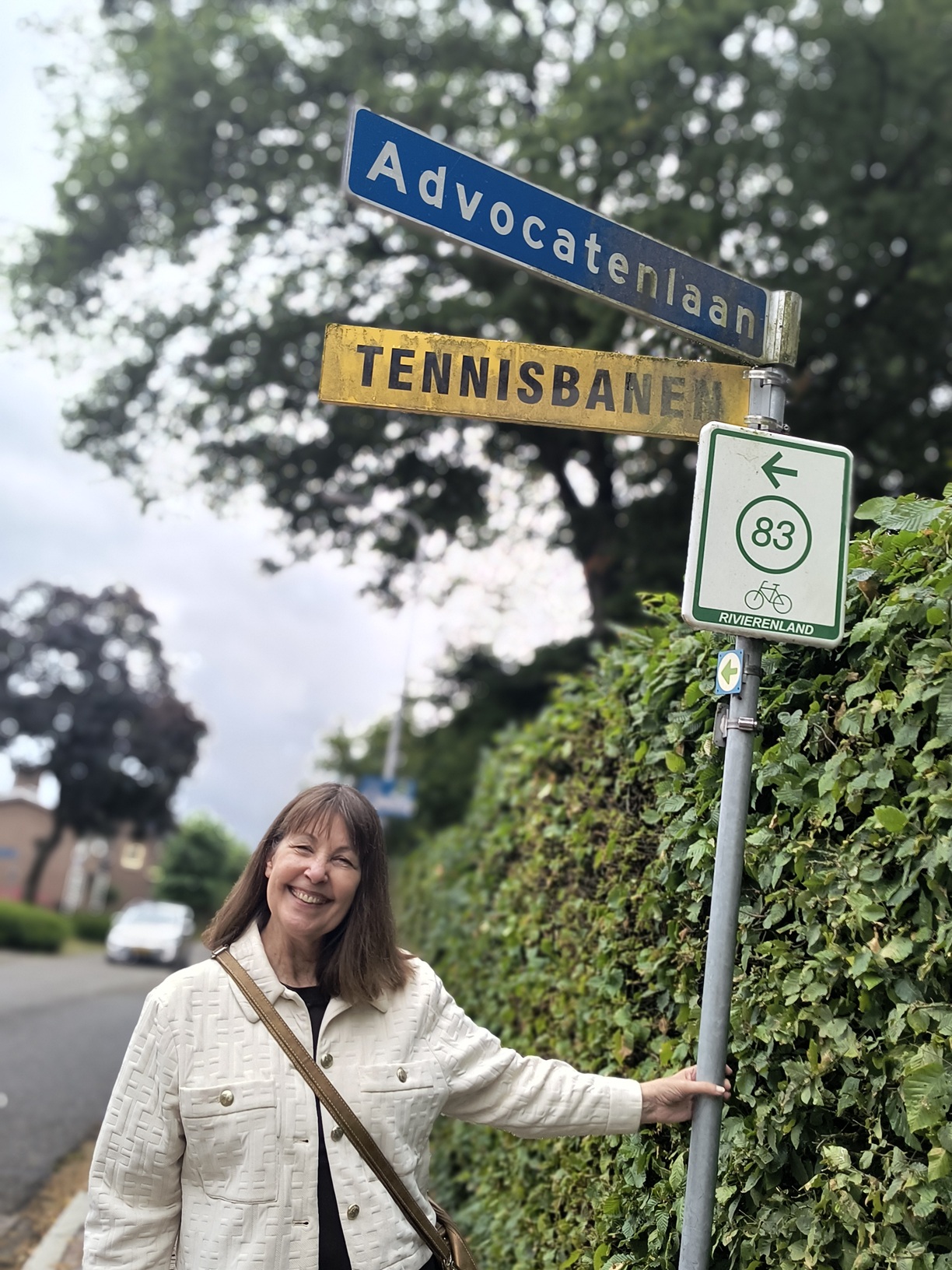 vrouw staat bij straatnaambord Advocatenlaan