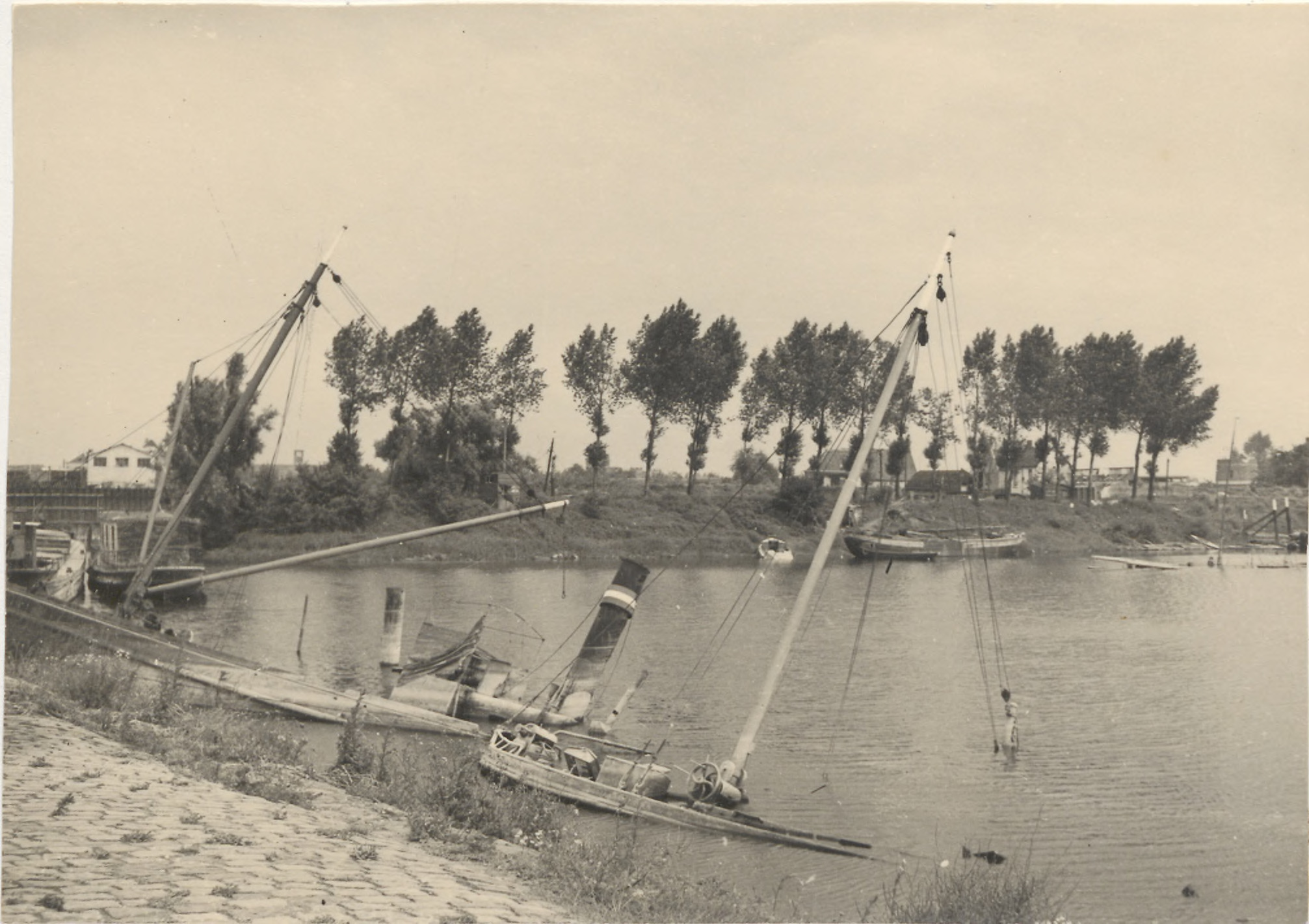 gezonken boot in haven Tiel