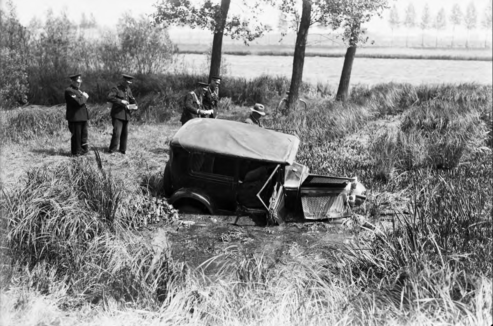 auto die van de weg is geraakt