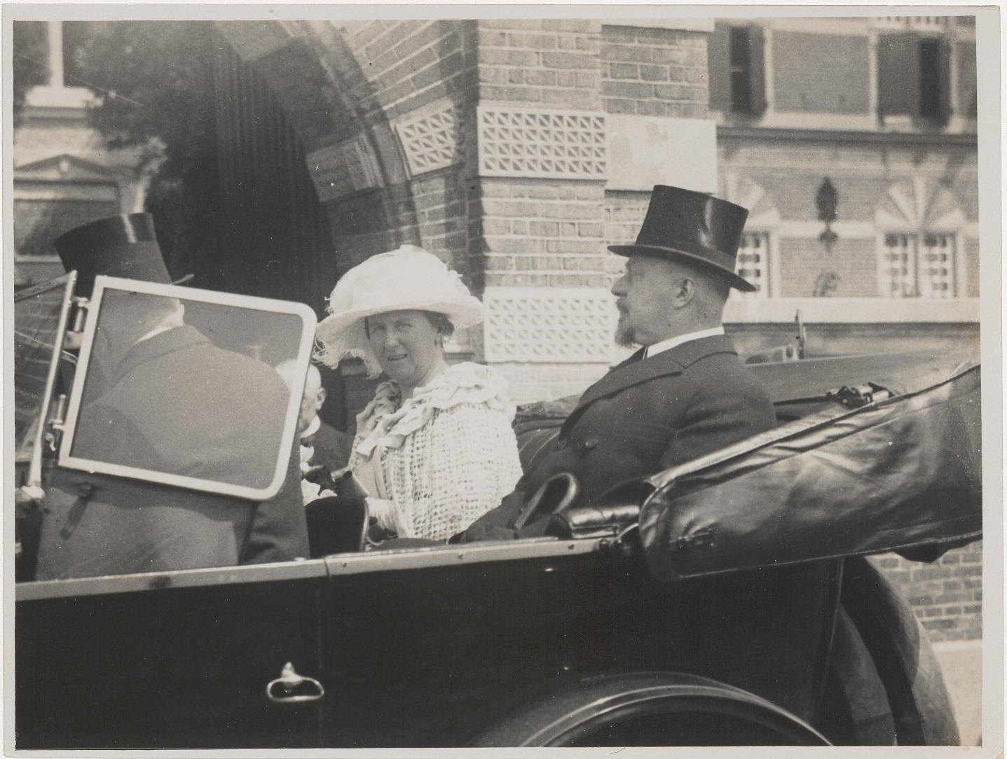 Koningin Wilhelmina en prins Hendrik in een open auto in Buren 1924