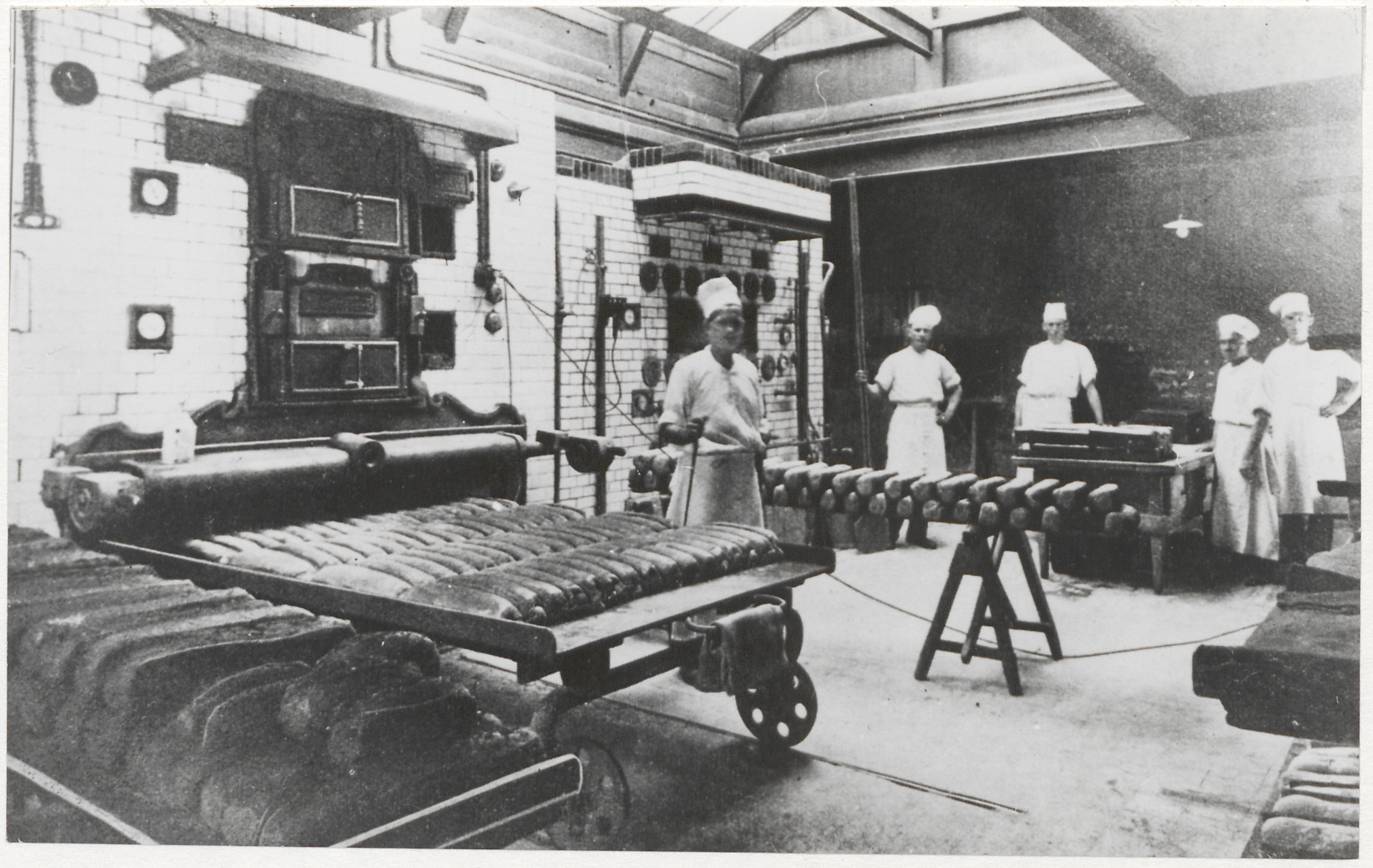 foto bakkers aan het werk in bakkerij van sint joseph tiel