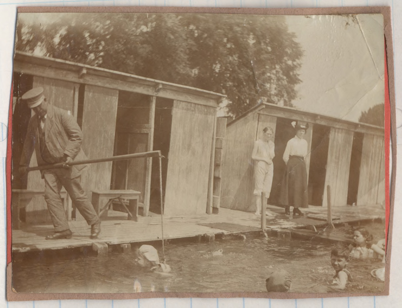 foto zwembad tiel met badmeester jan van der helden 1915