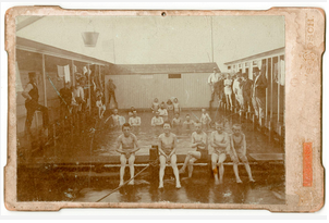 jongens in het drijvende zwembad in zaltbommel