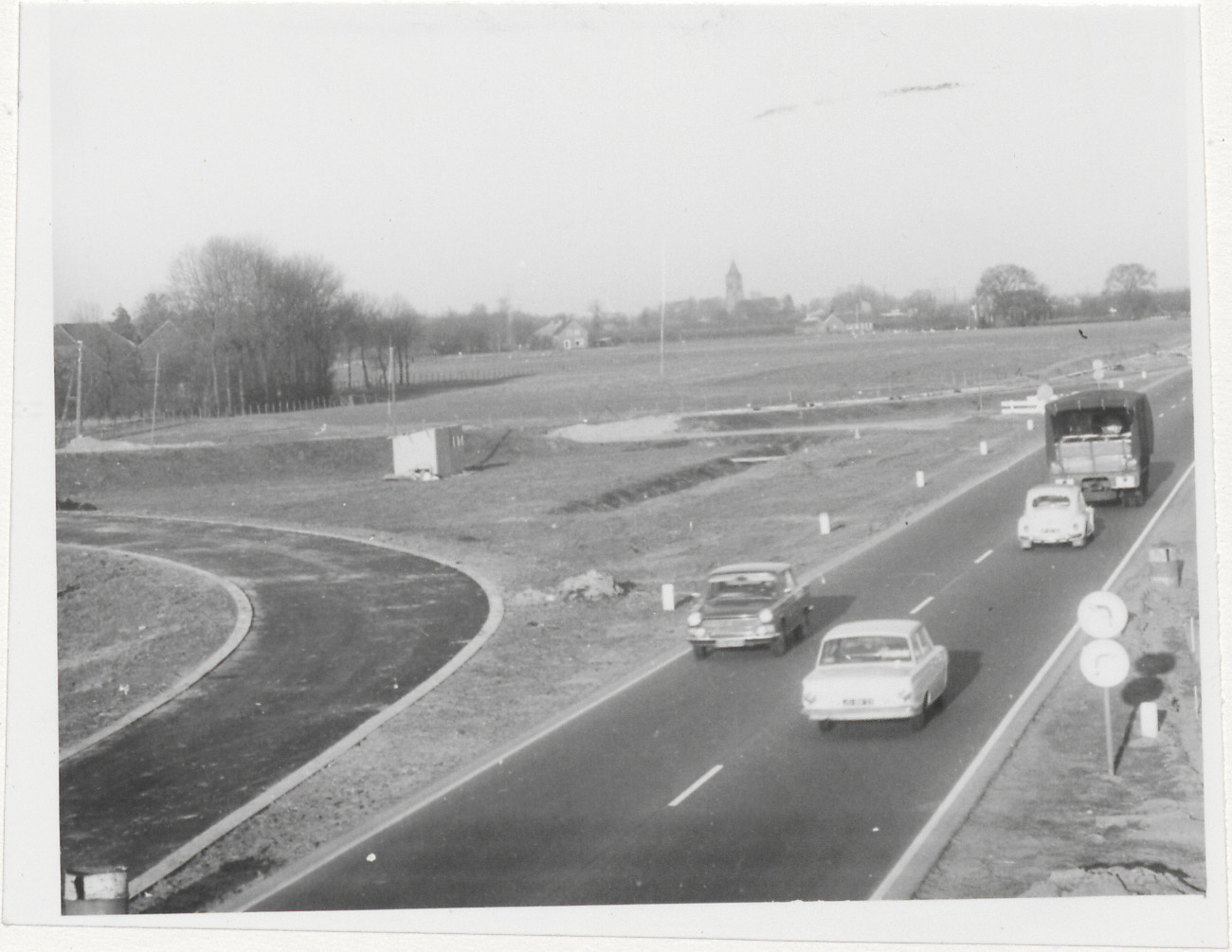 Verkeer op rijksweg a15 bij afslag Tiel-West jaren '60