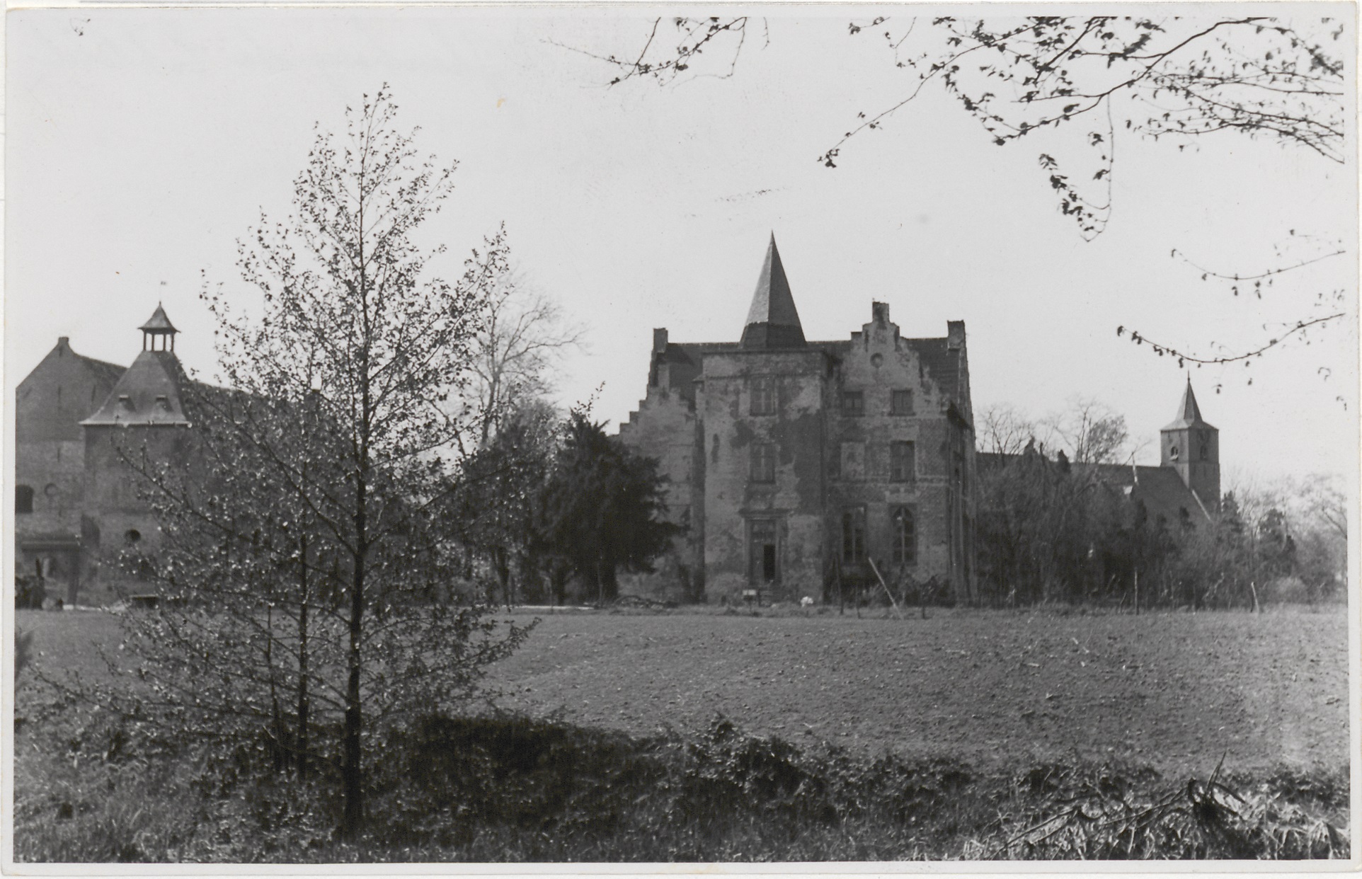 foto kasteel wijenburg met schade uit WWII