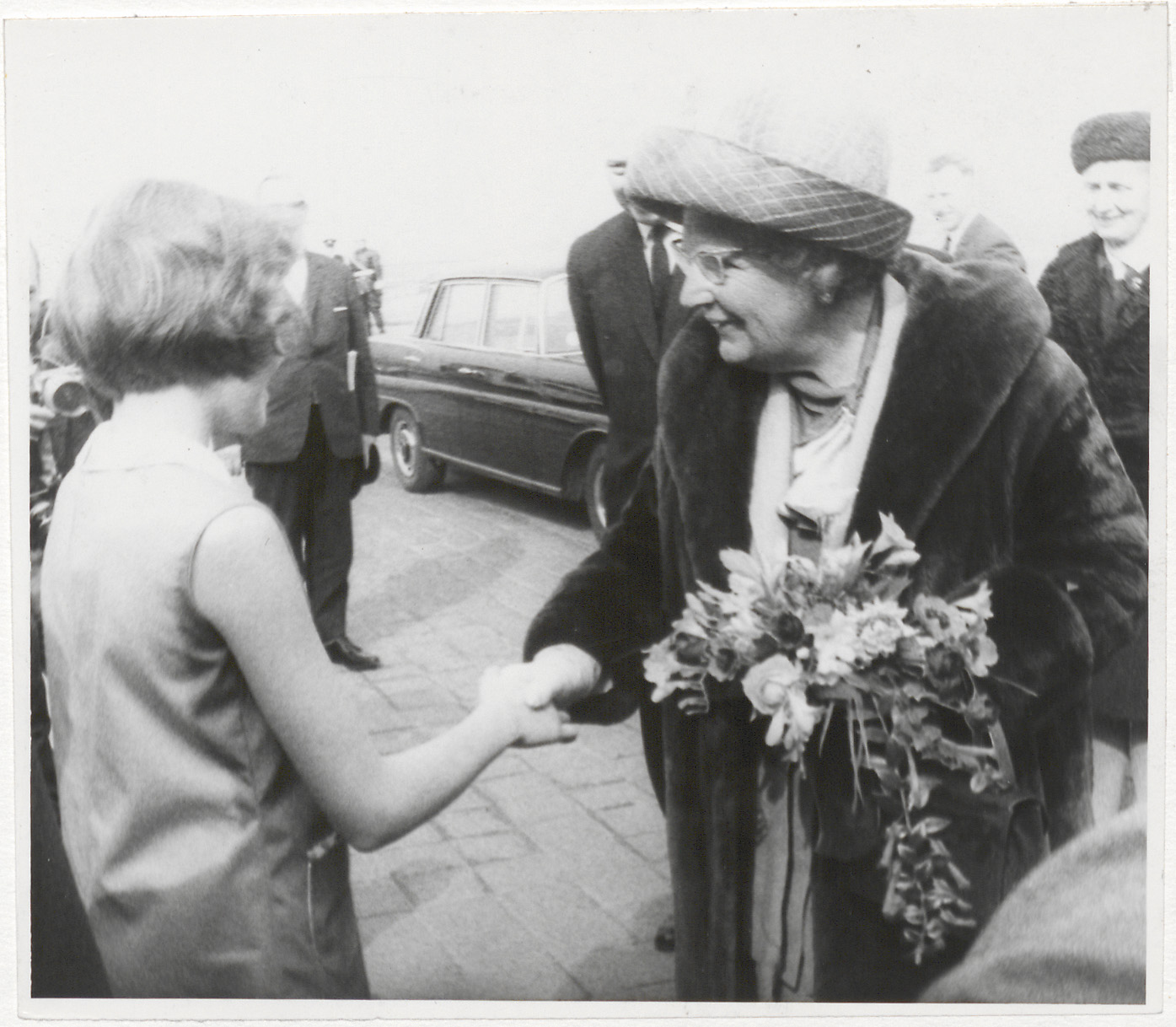 Koningin Juliana schudt de hand van een meisje in Dodewaard in 1969
