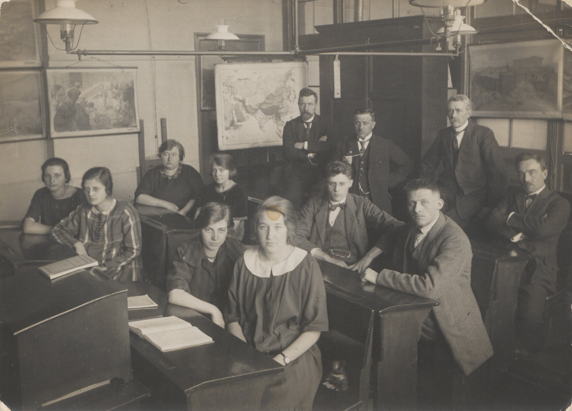 schoolklas op de rijksdagnormaalschool voor onderwijzers in Tiel in 1926. Fotograaf onbekend