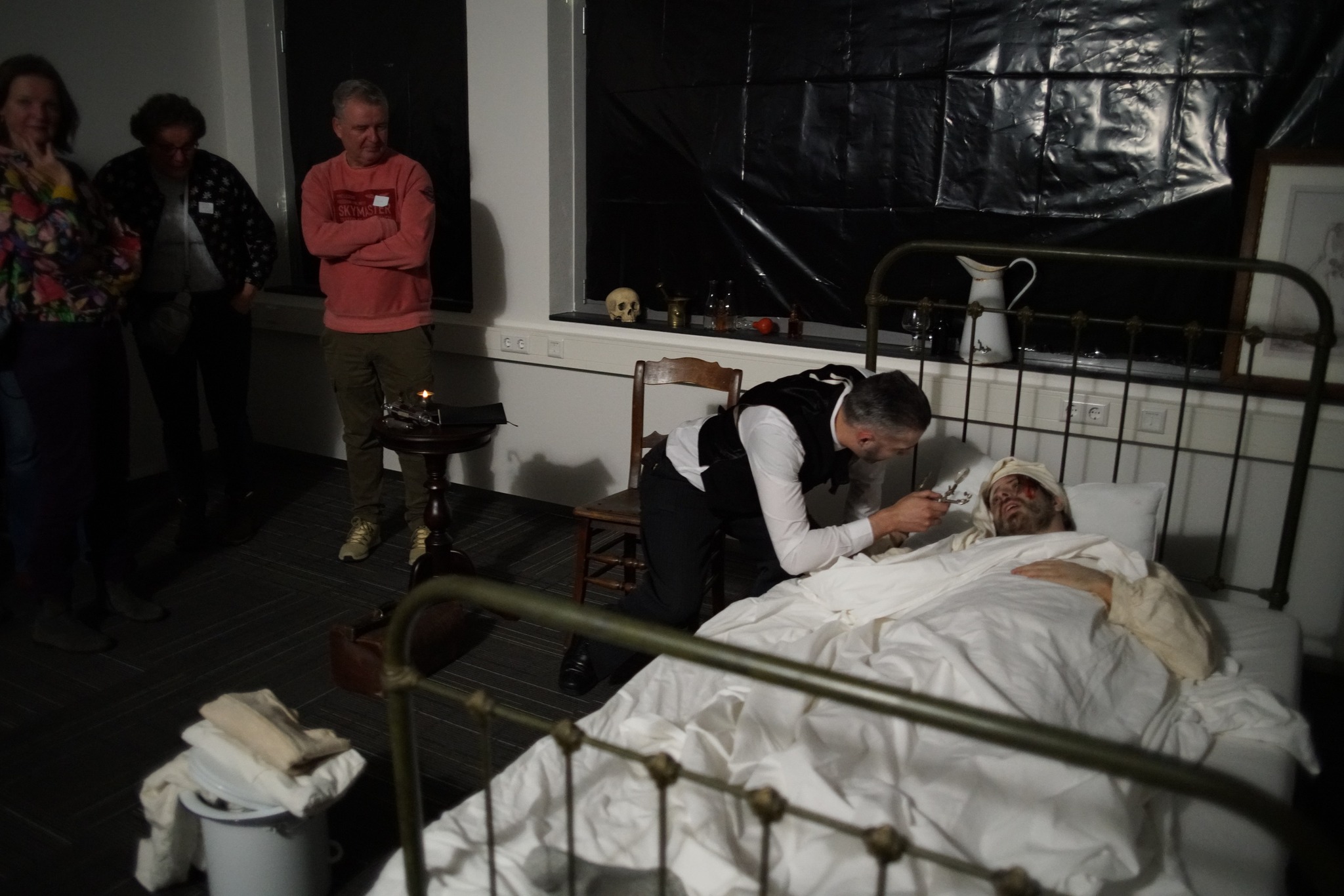 ouderwetse scene met een dokter naast een patient in bed