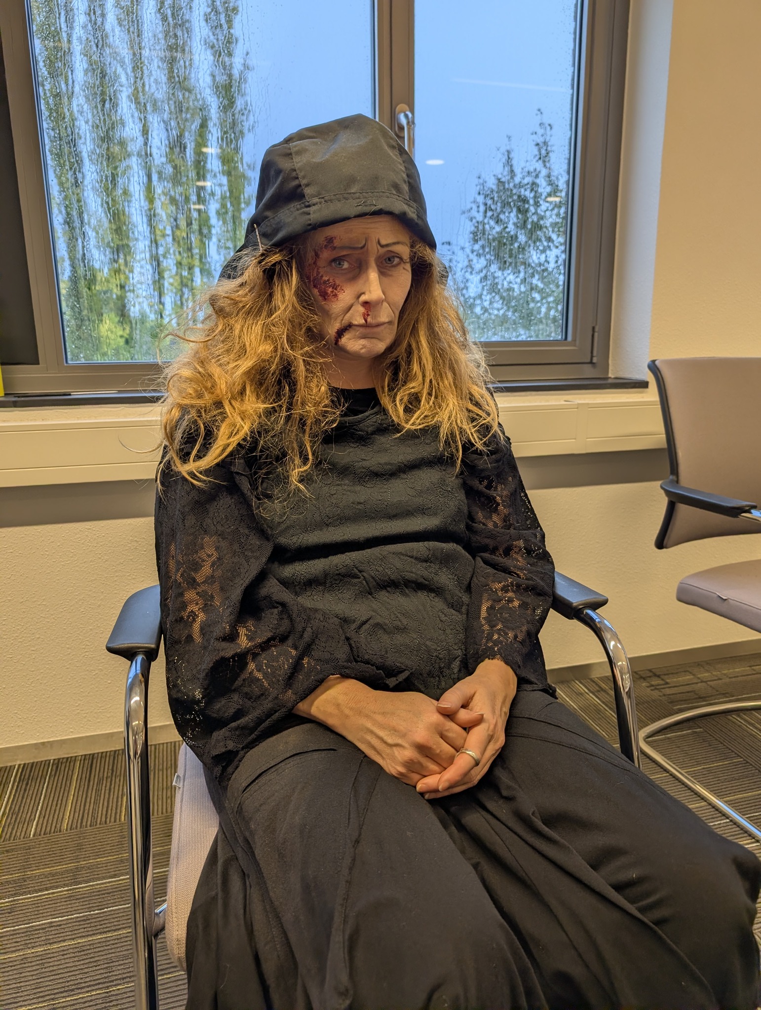 verkleed en geschminkt als vrouw die als heks wordt veroordeeld