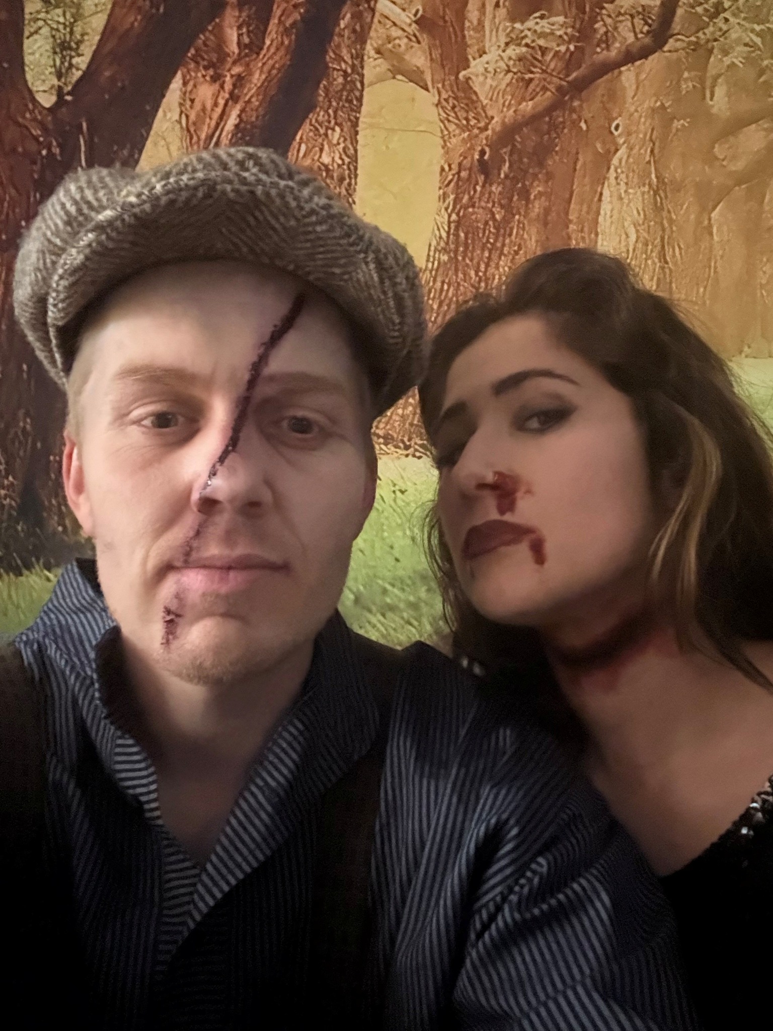 man met een snee over zijn gezicht en vrouw met bloed bij haar mond en neus