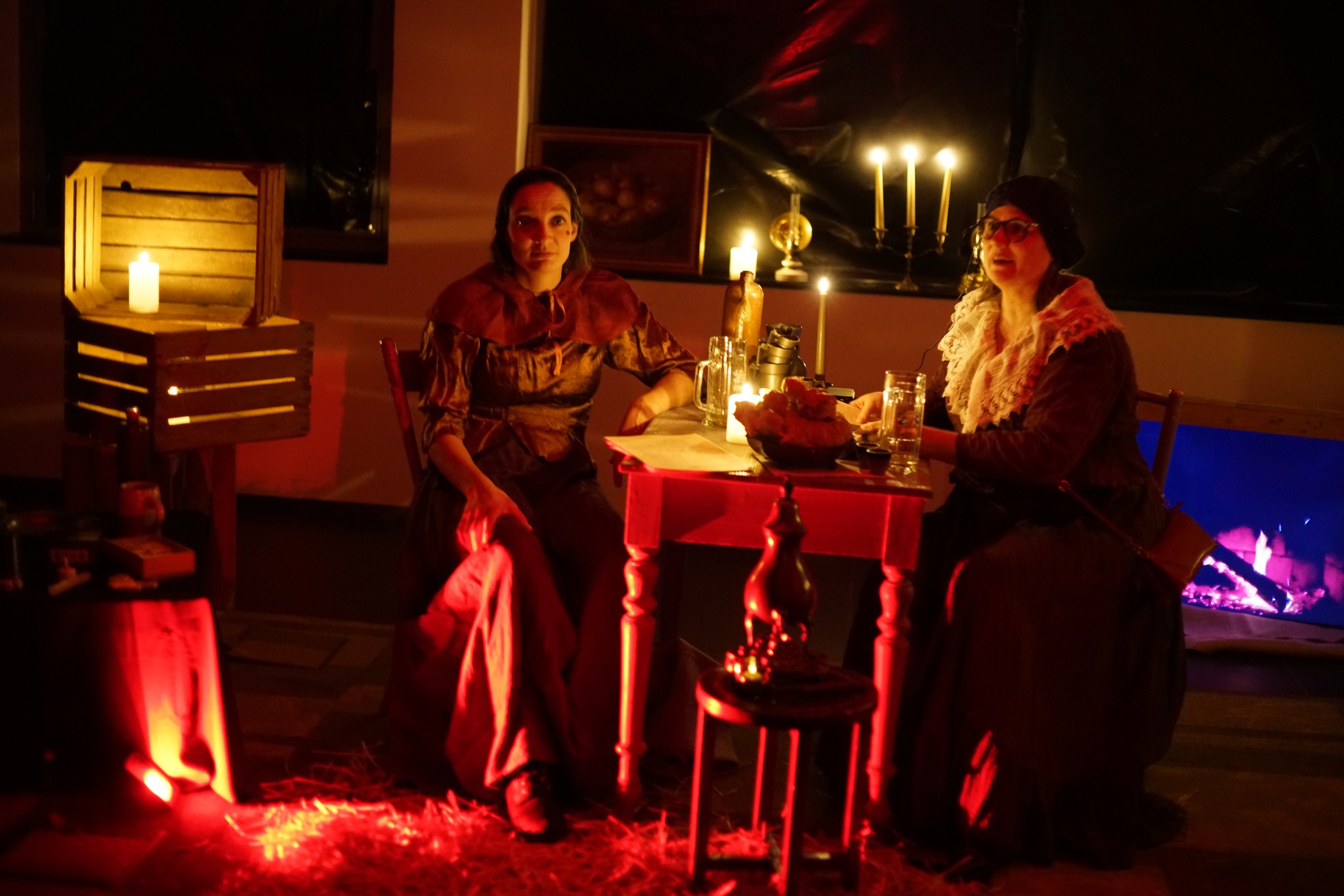 2 vrouwen in een nagebouwde ouderwetse herberg aan een tafel zittend