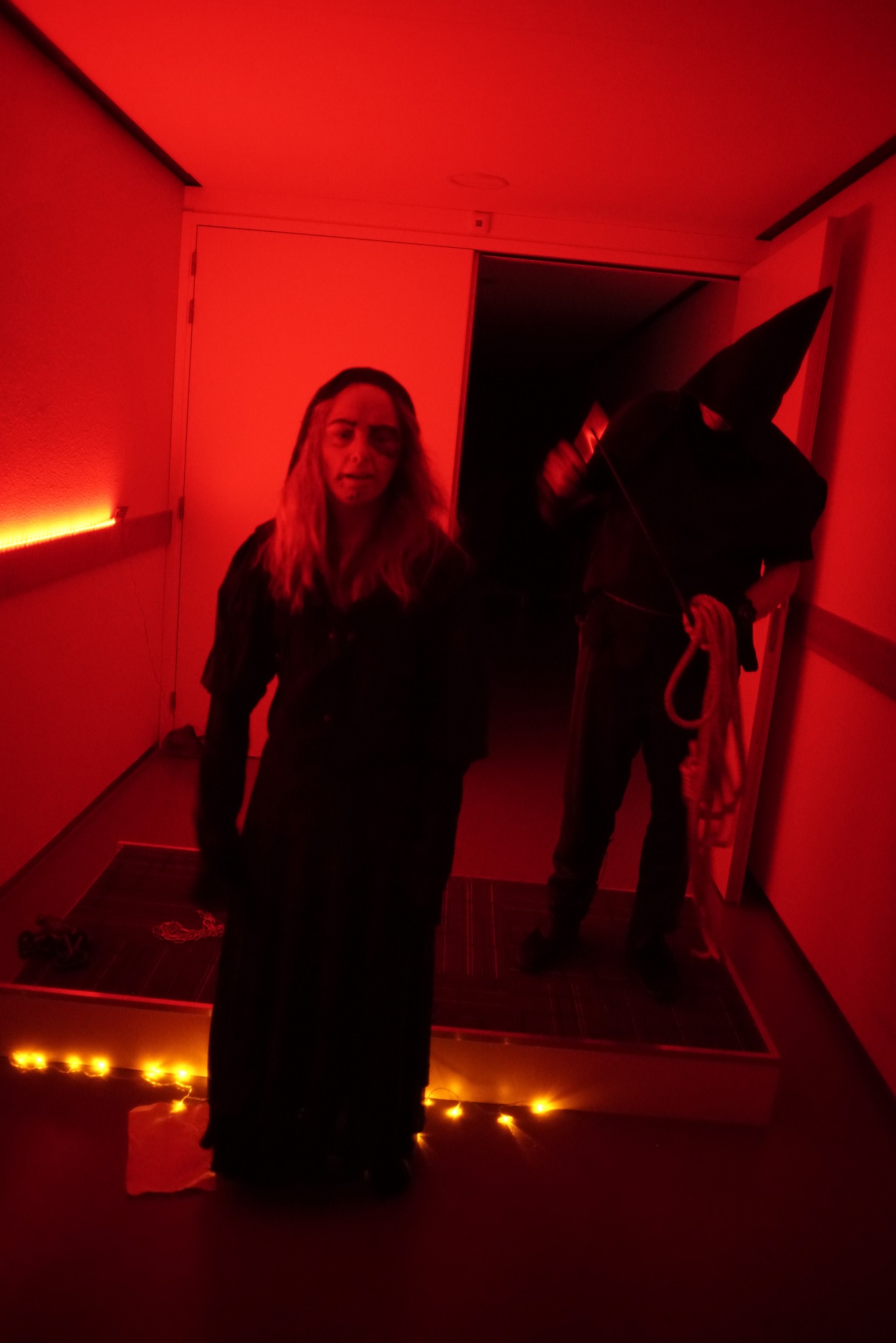 scene van een vrouw op een schavot met een beul op de achtergrond